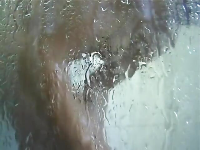 Neuredna kučka u kupatilu