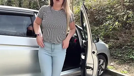 Nungguin temanku tapi aku nggak tahan lagi dan celana jinsku sampai becek