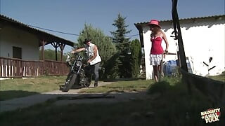 Biker dekhengst ziet een boerderijmeisje met haar kleine tieten en stopt voor seks