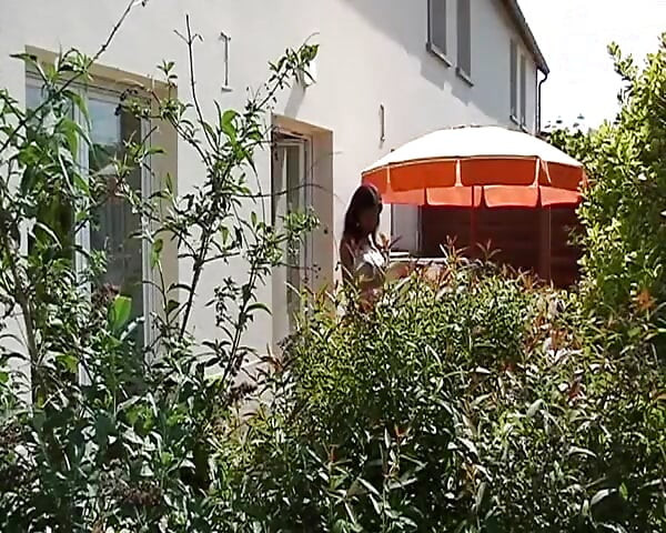 Nena de ébano de Francia la ve jugar con su coño