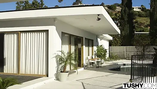 Tushy üniversite öğrencisinin her gün anal hakimiyete ihtiyacı var