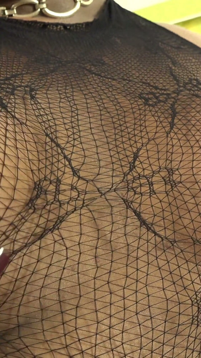 Masivní latina s kulatým zadkem masturbuje ve svém sexy prádle