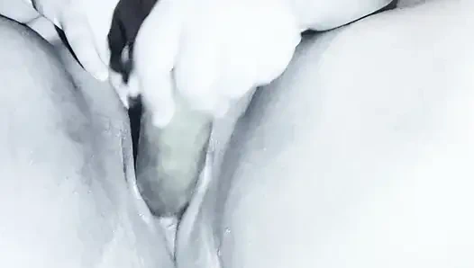 Arkadaşımın şehvetliliğinin ve salatalıksının tadını çıkarıyorum siyah beyaz