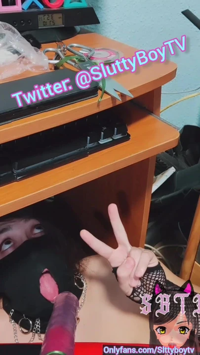 Pemain latihan kembar blowjob di bawah kerusi