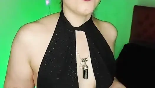 Я приношу моему куколду новогодний подарок и заставляю его приглядеться очень внимательно!