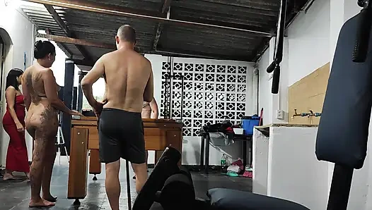 Bermain biliar dengan saudara tiri, dua ekor besar