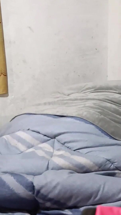 My girlfriend tells me it's her first time | Clip 1