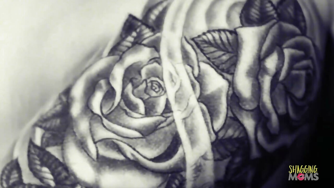 Son tatouage est facile à repérer, ce qui rend sa pipe coquine un scénario live amusant