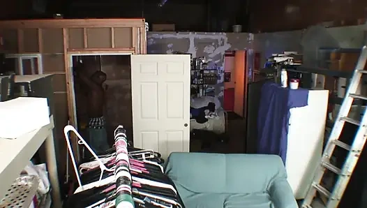 Atemberaubendes schmutziges teen wird von einem schwarzen, gut ausgestatteten typen geschraubt