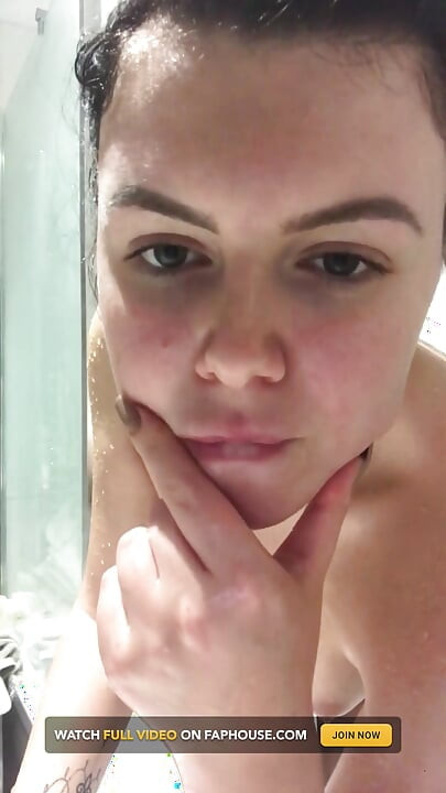 Orgasmo no chuveiro a vapor