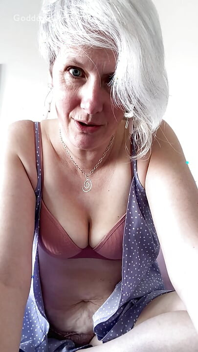 Madrasta pega você assistindo e faz você gozar - MILF JOI
