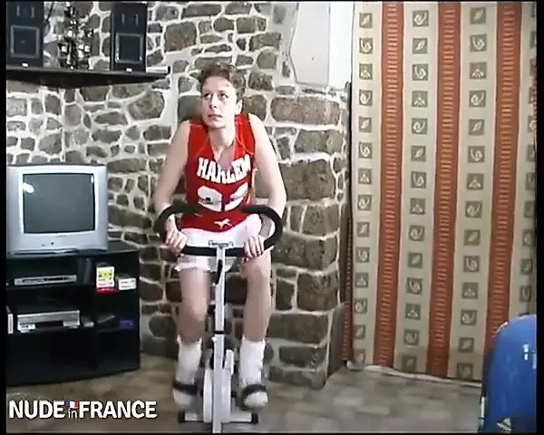 Big boobed sporty blonde cheerleader gets her ass nailed with cumshot on stomac