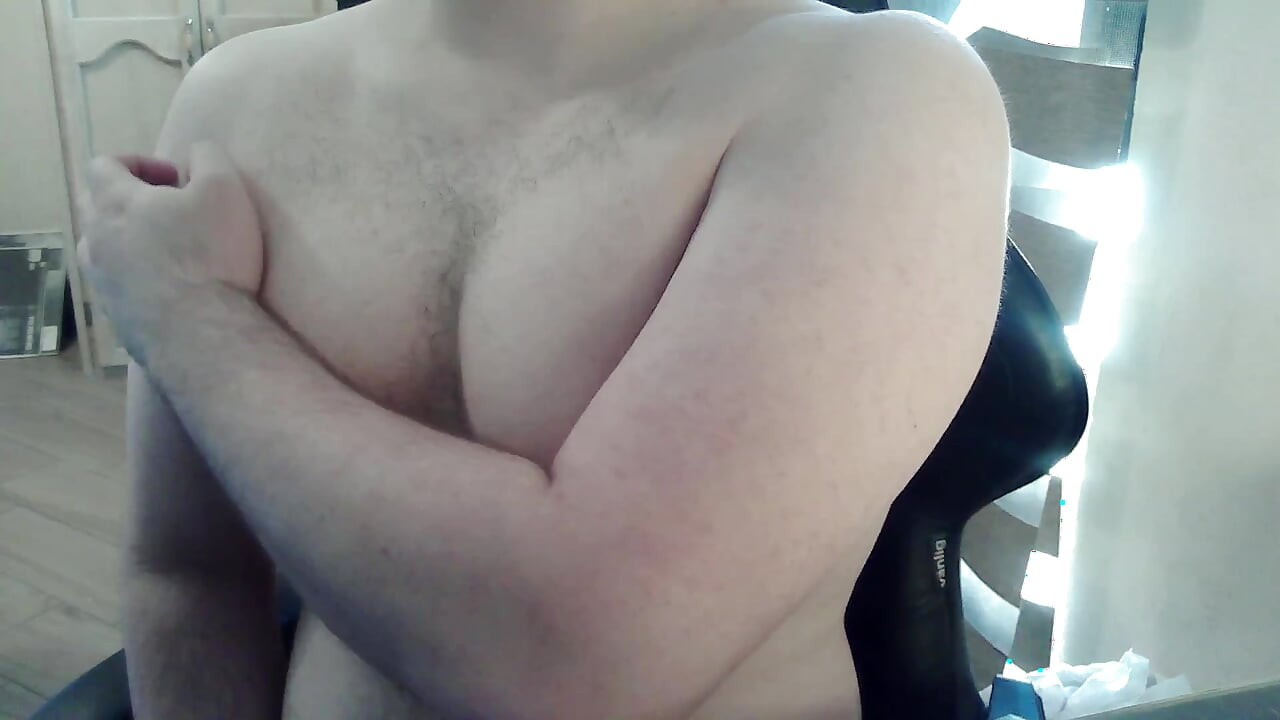 Muscular camboy works out his upper body