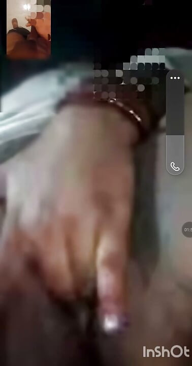 Sex prin apel video cu bhabhi indiană plinuță cu pizda complet deschisă