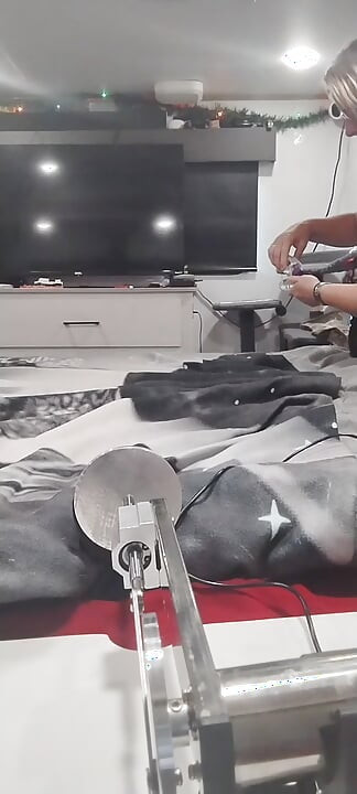 POV nézet a baszógépem mögött, ahogy kinyújtja a puncimat
