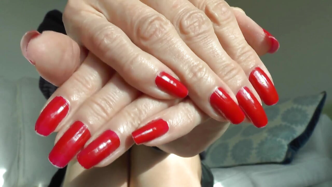 Marcarea sclavului cu stilou, unghii roșii frumoase, doamna Victoria Valente