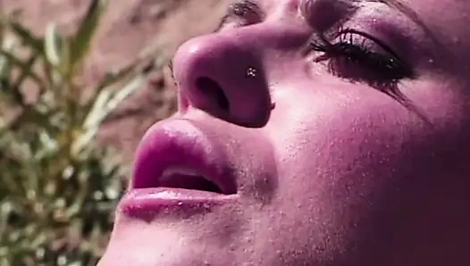 Gefesselte College-Beichten in der Wüste