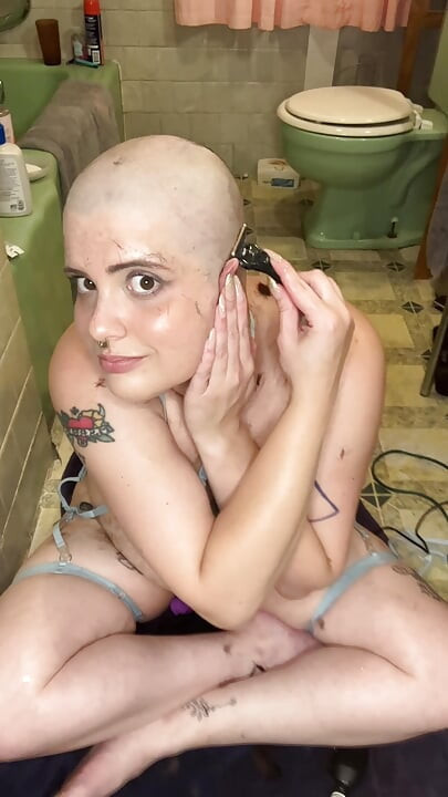 Puta anal se afeita la cabeza y las cejas
