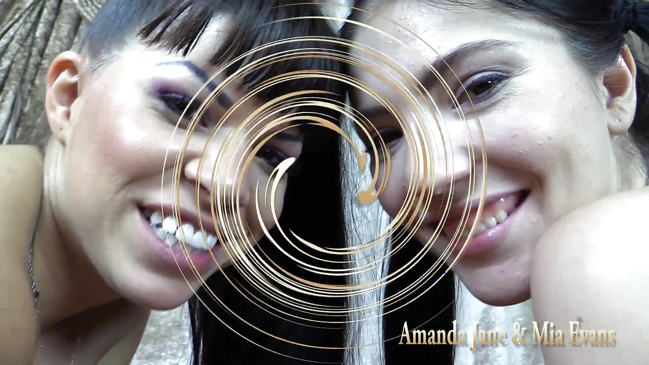 Amanda e Mia - 2 meninas bi brincam consigo mesmas e com o cameraman - Parte 2
