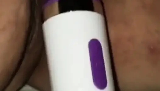 Связанная польская жиробасина стимулирует ее киску мощной палочкой