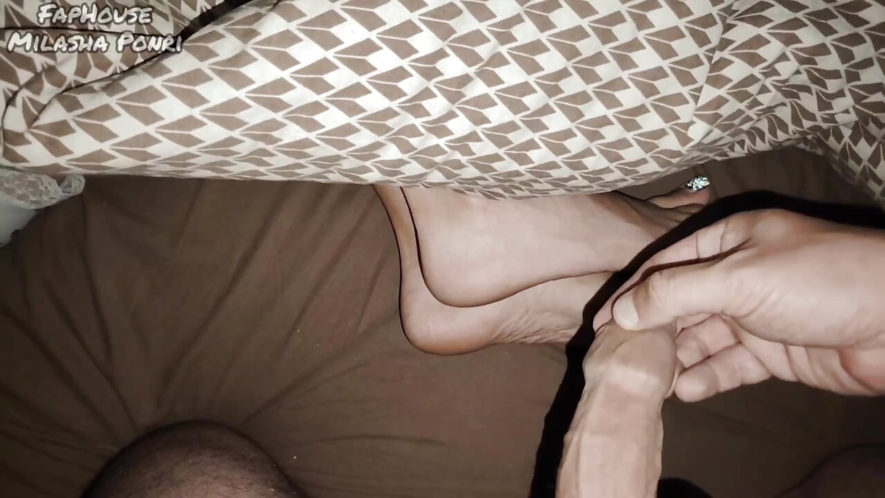 I Secretly Jerking and Cum on My Stepsister’s Feet.