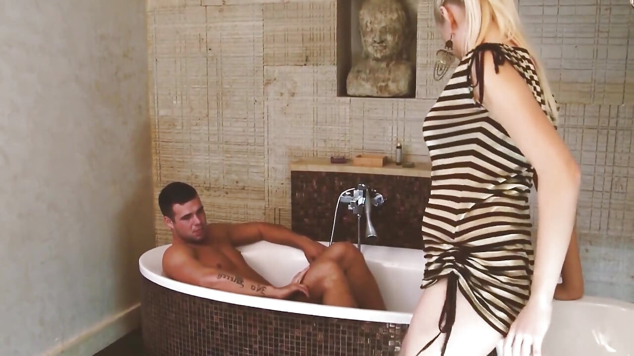 Loiras amam paus - cena 2_sexy peituda loira milf gosta de ter seus pés cheios de sêmen