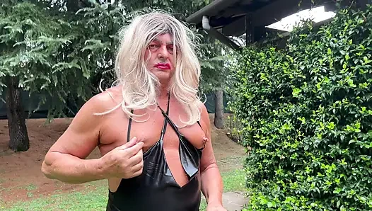 Shemale Kassy54 drinks piss outdoors
