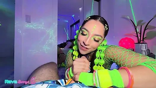Madison wilde lagi asik muasin memeknya sendirian di bawah uv sampai menganga lebar!