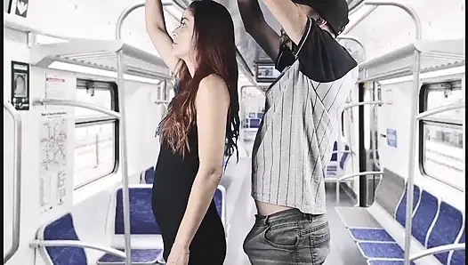 Oh tidak, cowok ini crot di dalam memekku di depan umum