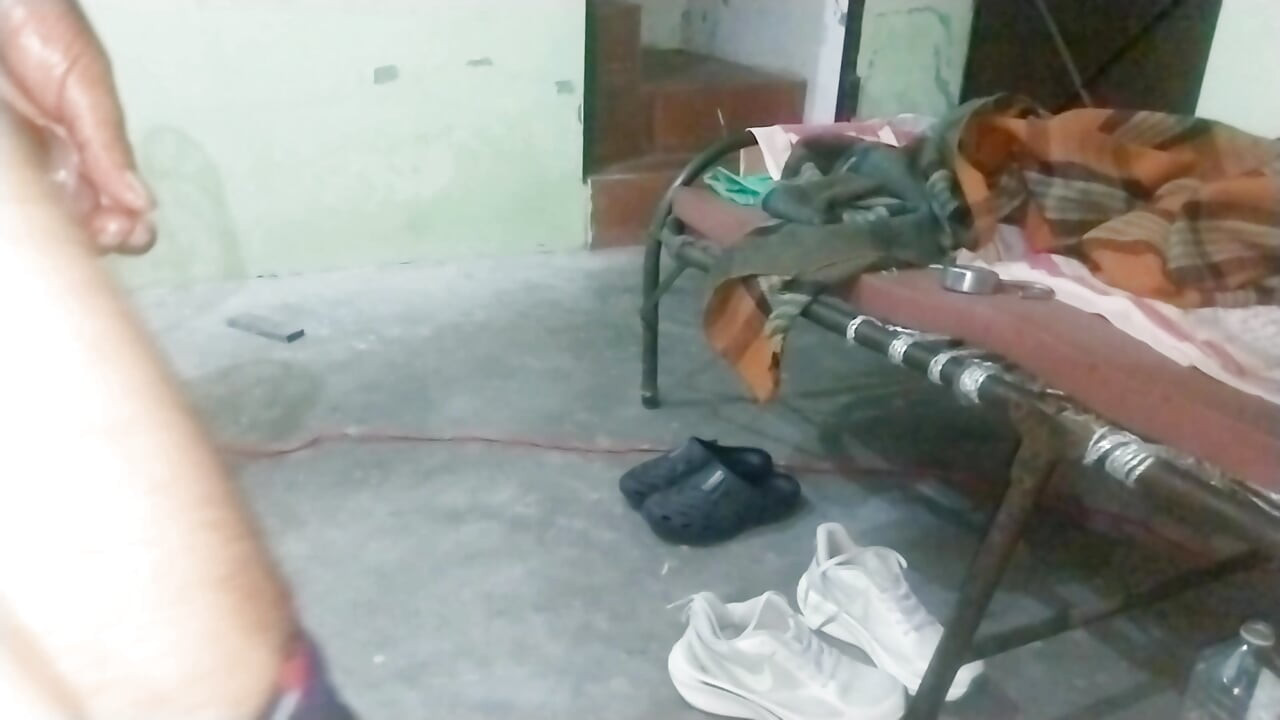 Mi-am băgat degetul în cur și mi-am masat penisul.