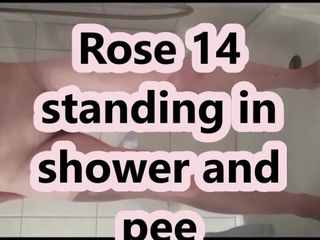 Rose 14 steht in der Dusche und pinkelt für Heinz