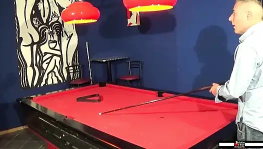 Versaute blonde mutter fickt und pisst in das billardzimmer