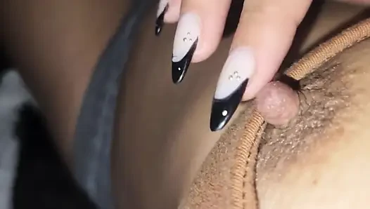 Mädchen, das mit ihrer Muschi spielt, mit einem Hammer, große Vibes.