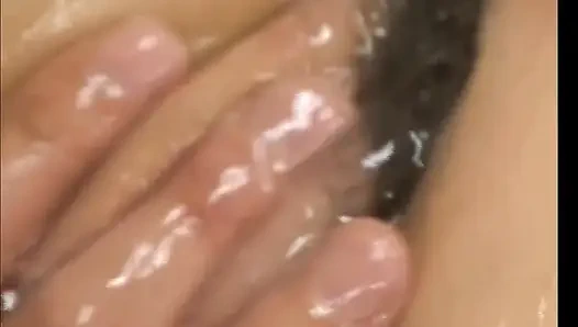 Bir Japon Kadın Horozlar tarafından işgal edildi