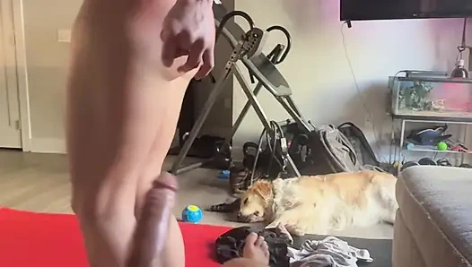 Şişman götümü sert siktiriyorum ve dölle kaplanıyor