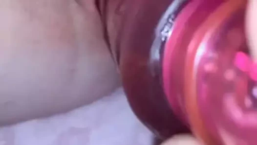 CreamyDixieLove играет со сливочной киской с вибраторами и дилдо, растягивающими тугую маленькую киску