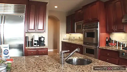 Amcığı büyük bir yarakla sikilirken seksi kız zevkle çığlık atıyor