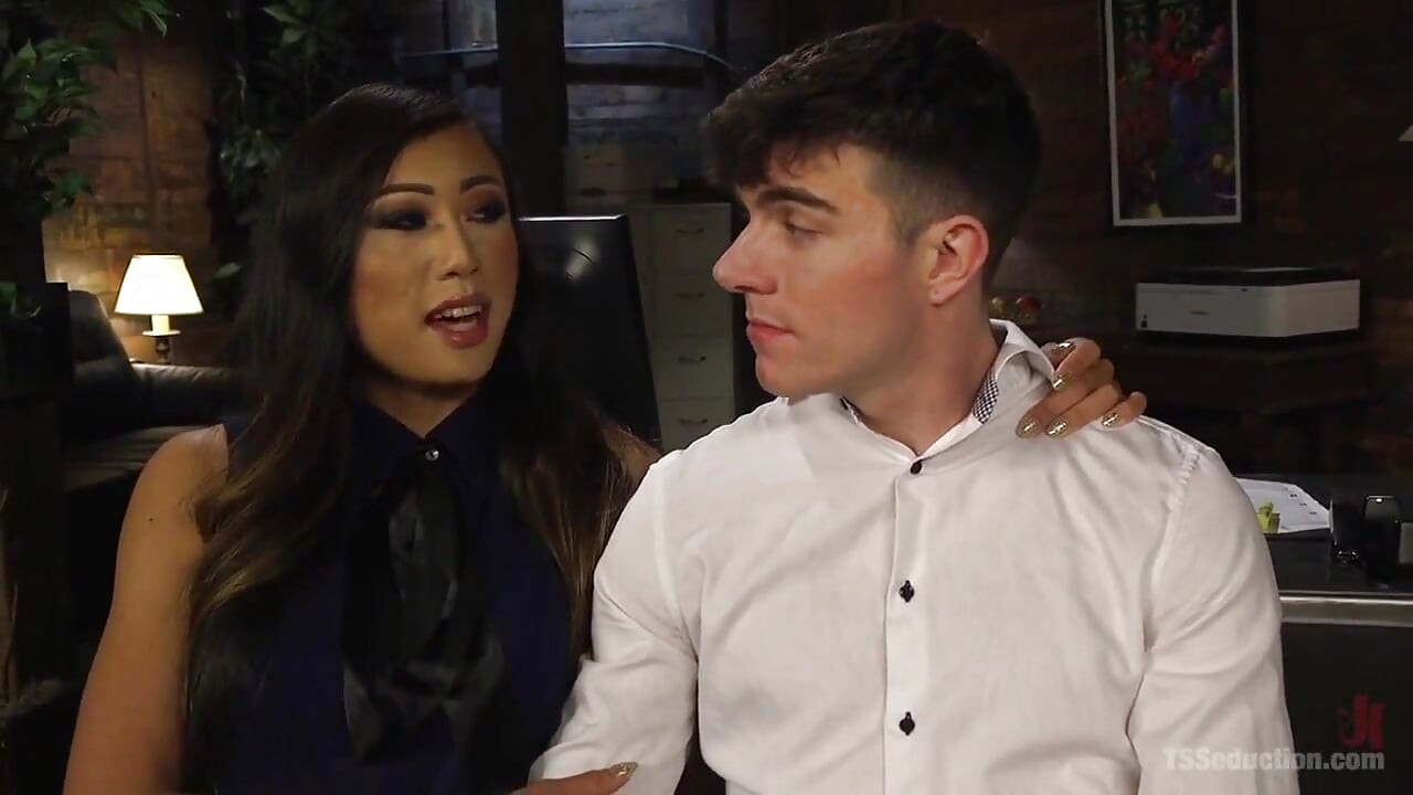 Slutty Ta Gets T&a From Dtf TS School Administrator Venus Lux!