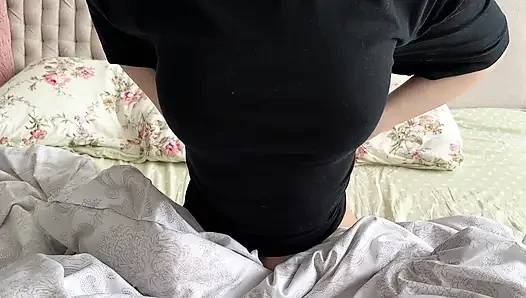 Ebeveynler işteyken ateşli üvey kız kardeşimi sikiyorum