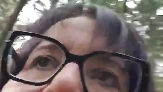 Julie yol kenarında çıplak soyunup su sıçrayarak