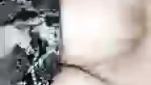 Sakso yüksek sınıf Delhili kız görüntülü görüşme sakso çekiyor.