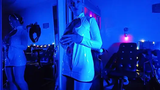 Eva lateks domina femdom lagi asik muasin memeknya pakai mainan seks bdsm