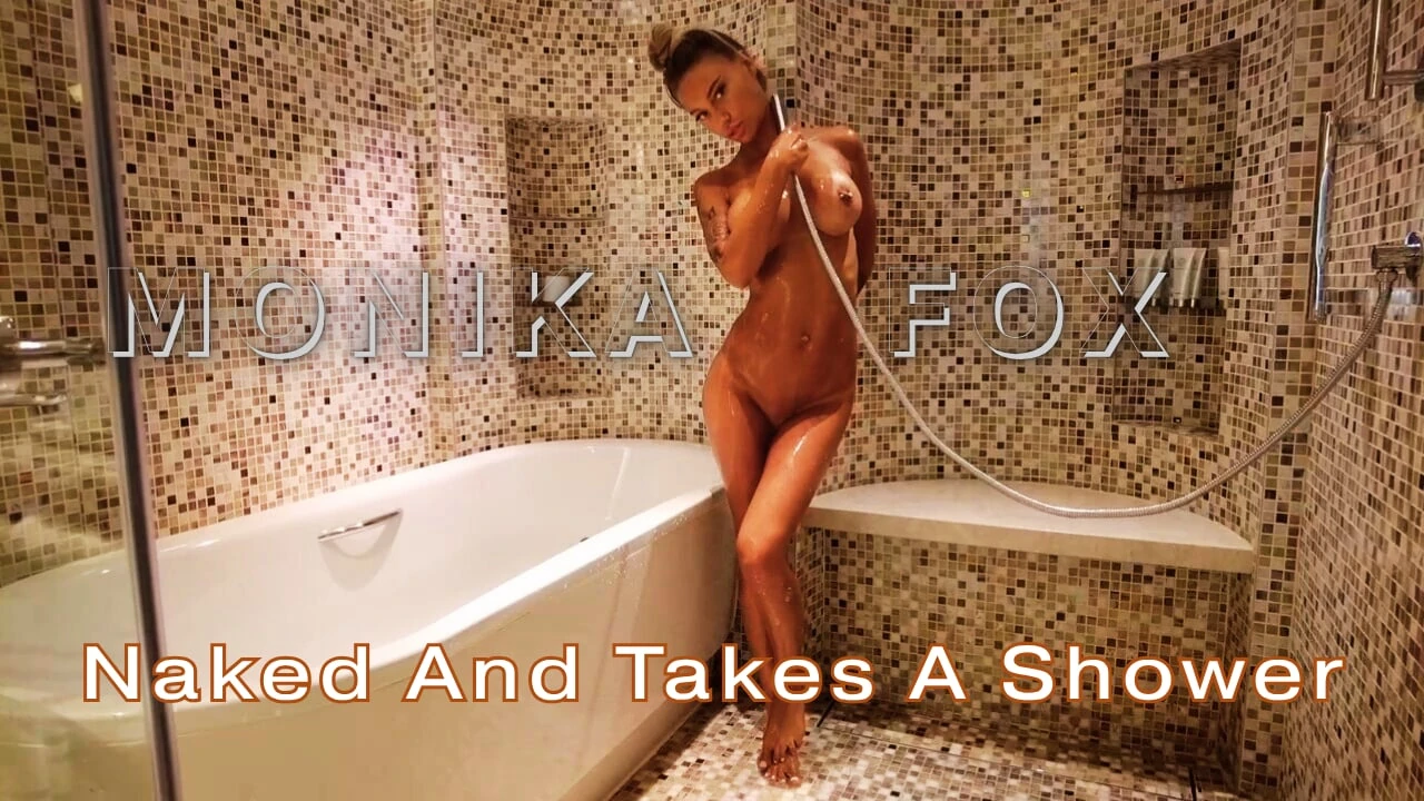 La encantadora Monika Fox se desnuda y se ducha