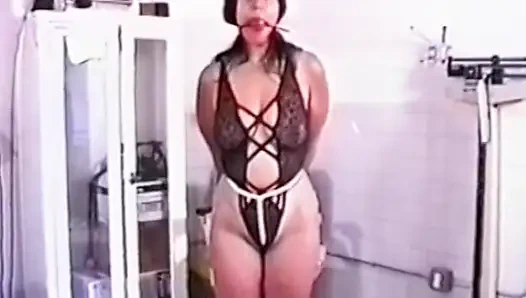 Milf tetek besar diikat, disumpal