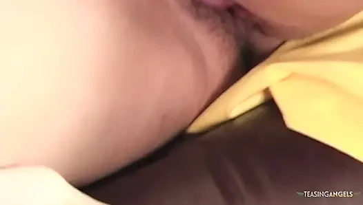 Asyalı meeow'un flörtöz davranışlara girişme, oral seks yapması ve tutkulu cinsel ilişkide yer almayla sonuçlıyor