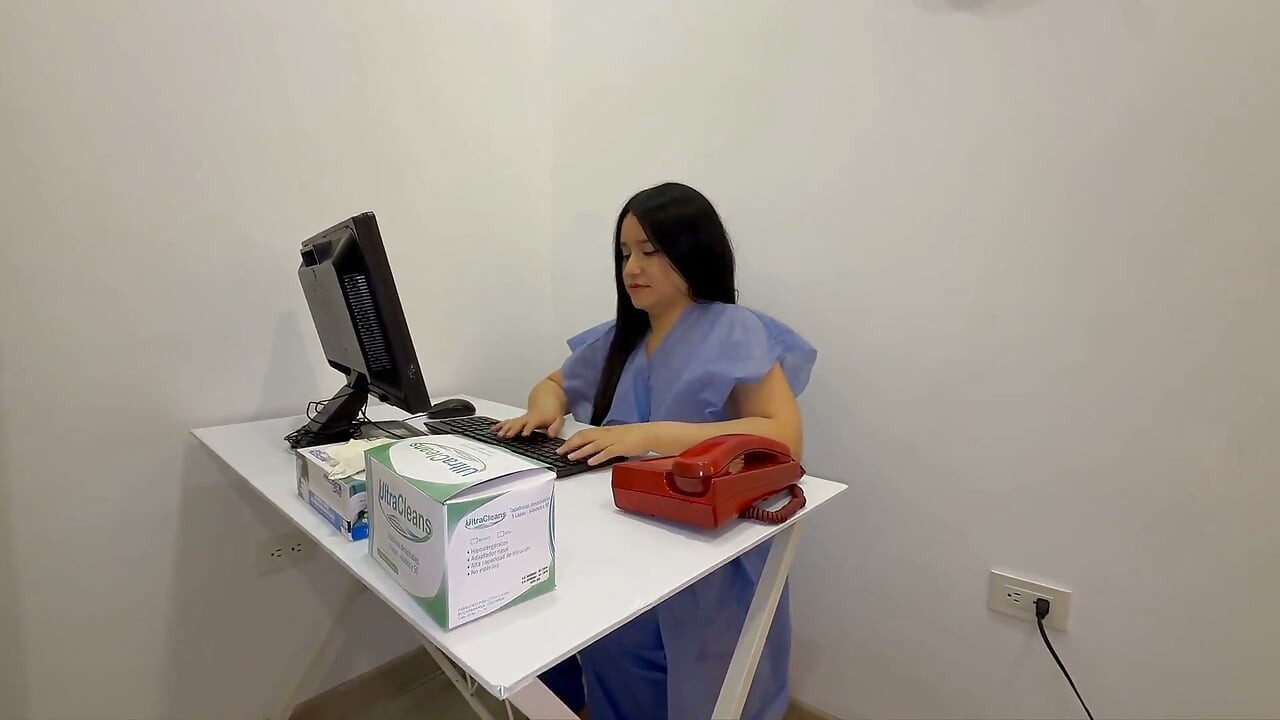 Şehvetli Doktor Hastanede Hastasını Sevişiyor... Bir Doktor Randevusunun Ortasında