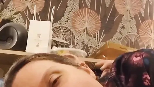 Genç sevgilisinin fotoğraflarını selfie'de emiyor ve bulaştırıyor