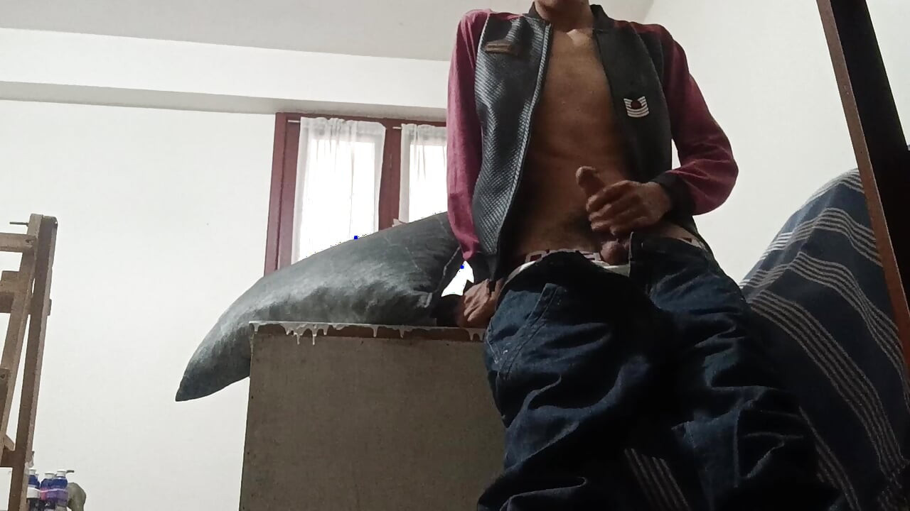 Twink juega con su polla