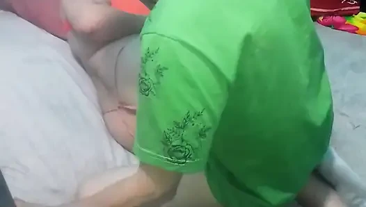 Parmaklarımı vajinasına sokuyorum, emiyor ve yanlara koyuyorum