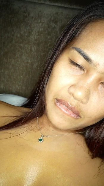 Гаряча тайська дружина аматорка робить чоловікові лизання дупи перед її пиздою | Кліп 1